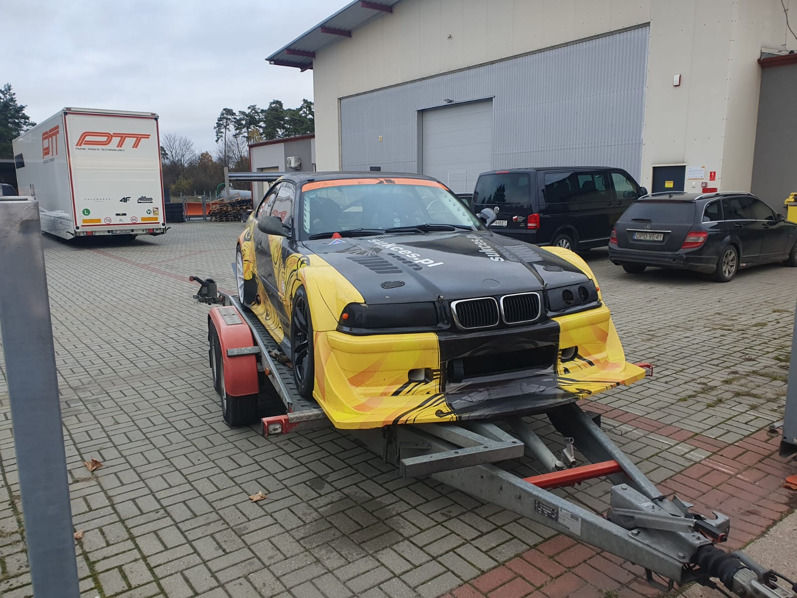 Transport auta na lawecie